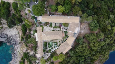 paleokastritsa에 있는 수도원의 하향식 보기