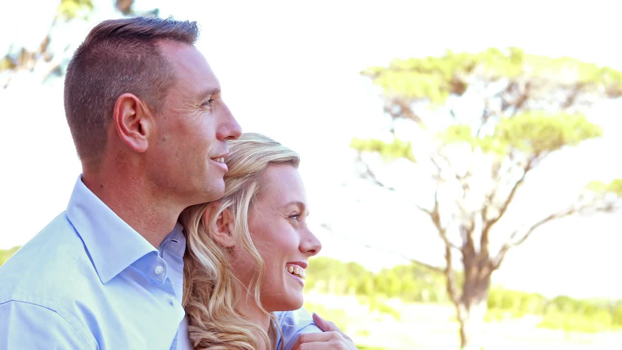 풍경을 가리키는 날짜에 앉아 있는 커플