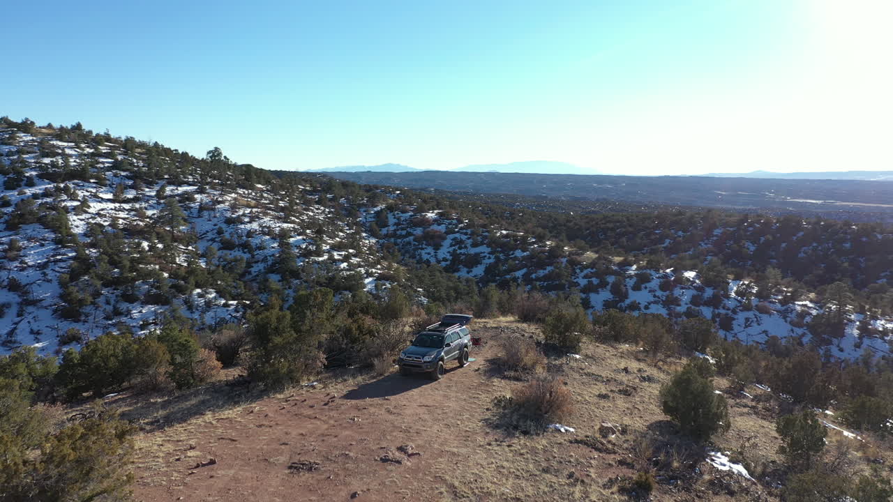 vehículo en órbita aérea en un campamento panorámico acelera lentamente la rotación, 4k