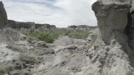 pilares y cañones en el árido paisaje del desierto de la tatacoa cerca de neiva en colombia