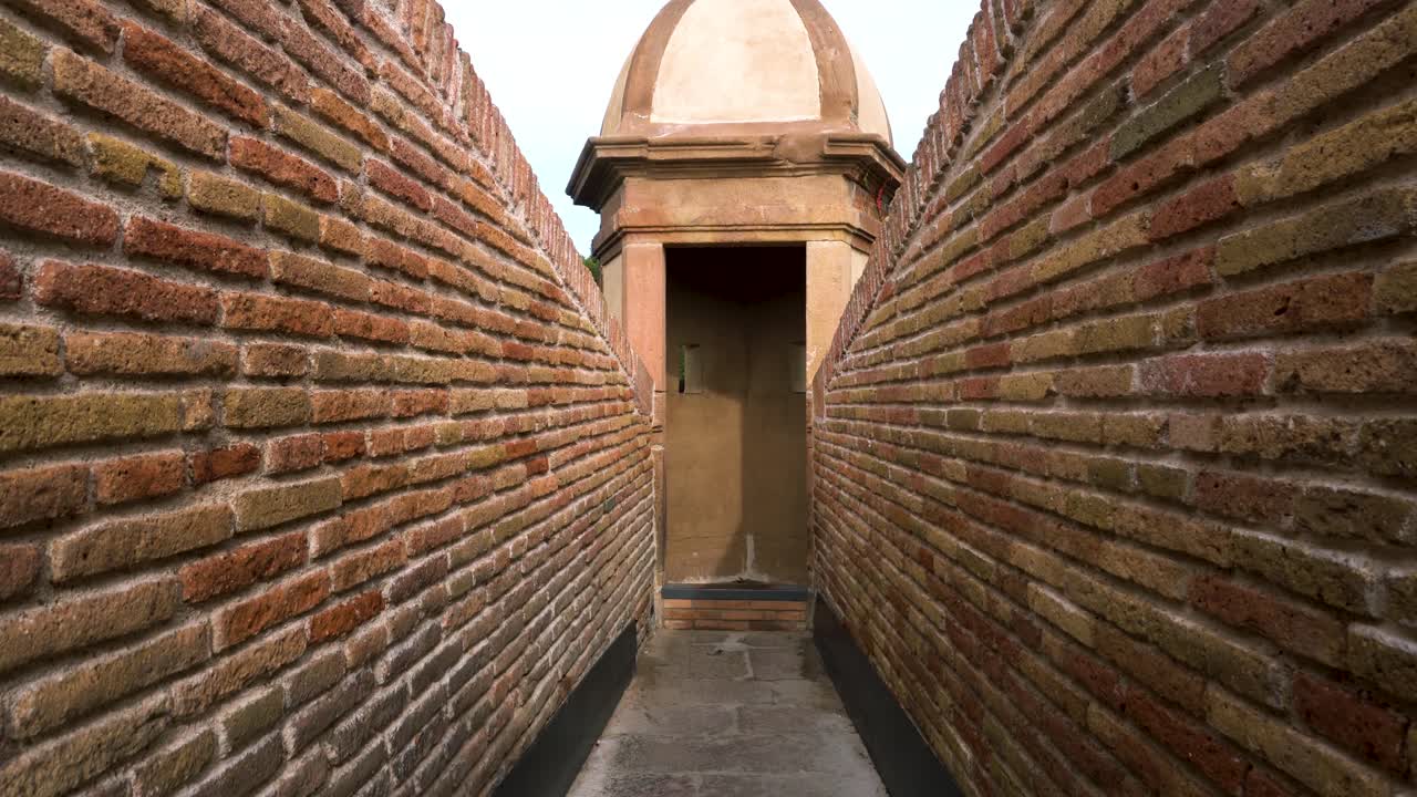 오픈타워로 가는 붉은 벽돌 통로