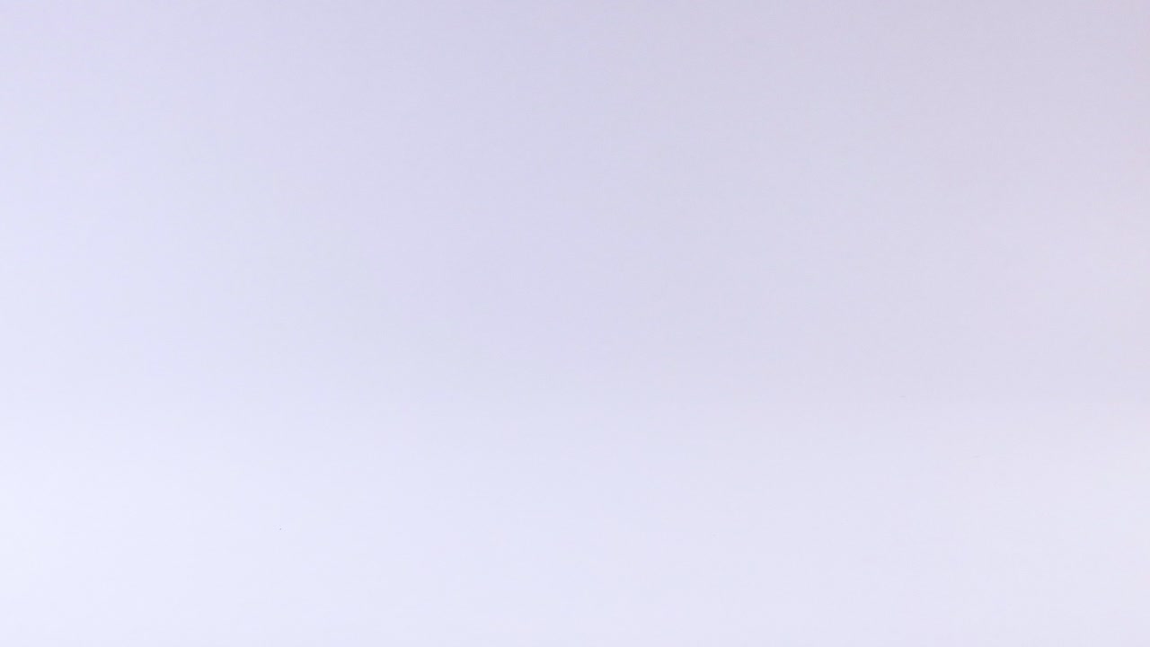 una pelota de tenis de mesa rodando a través de una superficie