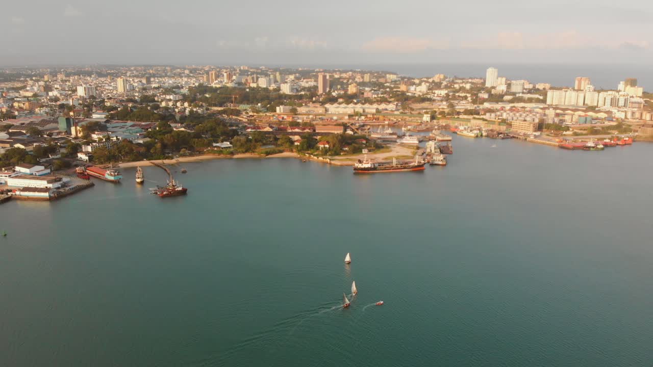 navegando por el puerto de mombasa, kenia