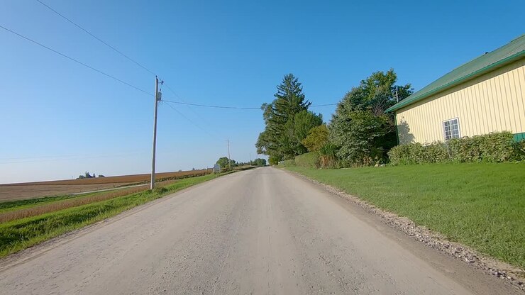 POV mentre si guida su una strada sterrata di campagna nell'Iowa rurale a fine estate