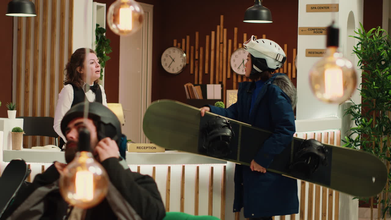 관광객에게 길 안내를 해주는 직원