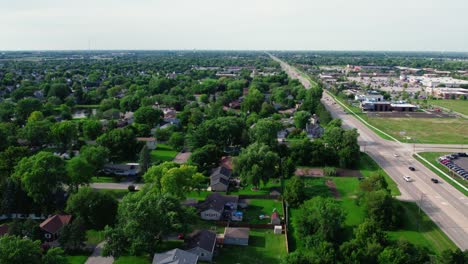 Plainfield,-Illinois,-EE.UU.-Antena-Sobre-La-Comunidad-De-Casas-Residenciales-Al-Atardecer---Hora-Punta-En-El-Verano-De-2023