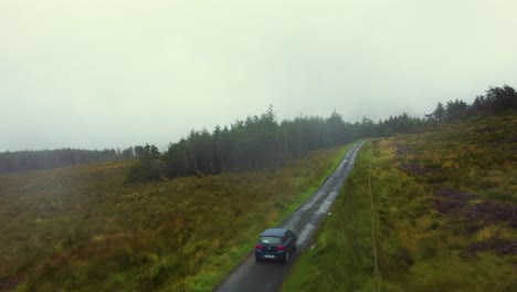 Conducir-Un-Automóvil-En-Una-Carretera-De-Montaña-En-Un-Día-Lluvioso