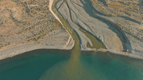 Hermosa-Toma-Aérea-Inclinada-Del-Río-Barrancoso-Cerca-Del-Lago-Strobel,-Argentina