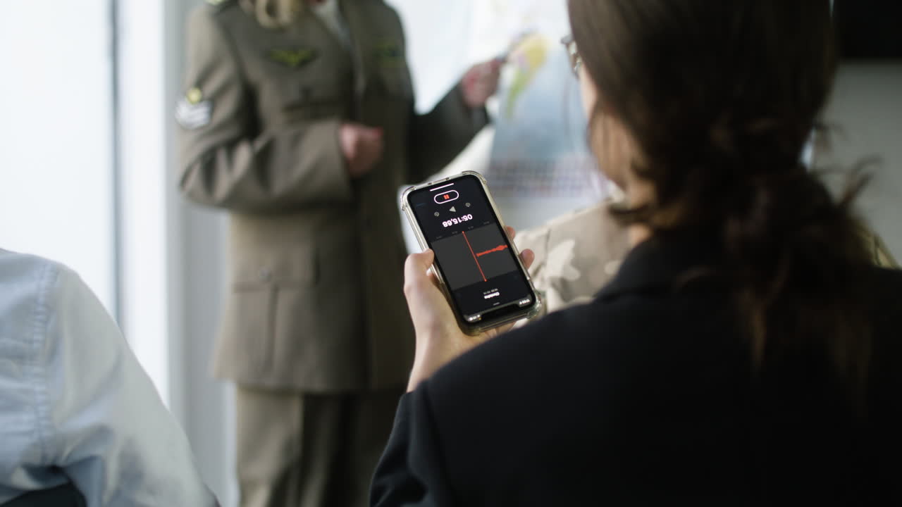 컨퍼런스에서 지도를 가지고 상황을 설명하는 여성