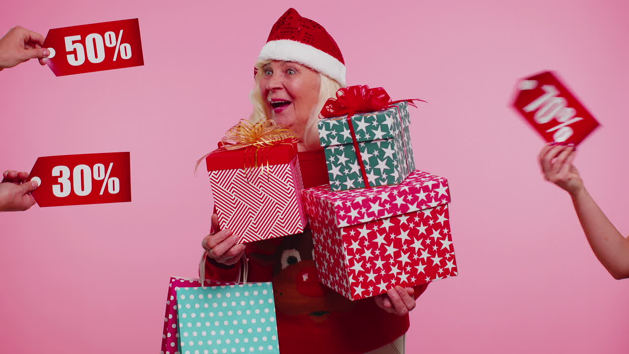 abuela mayor en la celebración de cajas de regalos y recibir descuentos de navidad inscripciones textos de pancartas