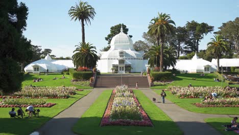 Conservatory-of-Flowers-main-building-and-people-walking-by-04