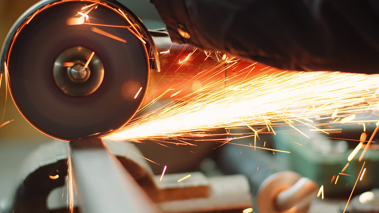 앵글 그라인더 1로 금속을 연마하는 산업 노동자