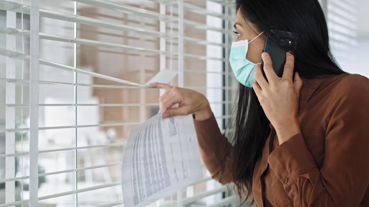 video de la mujer jefe con el teléfono mirando la oficina vacía