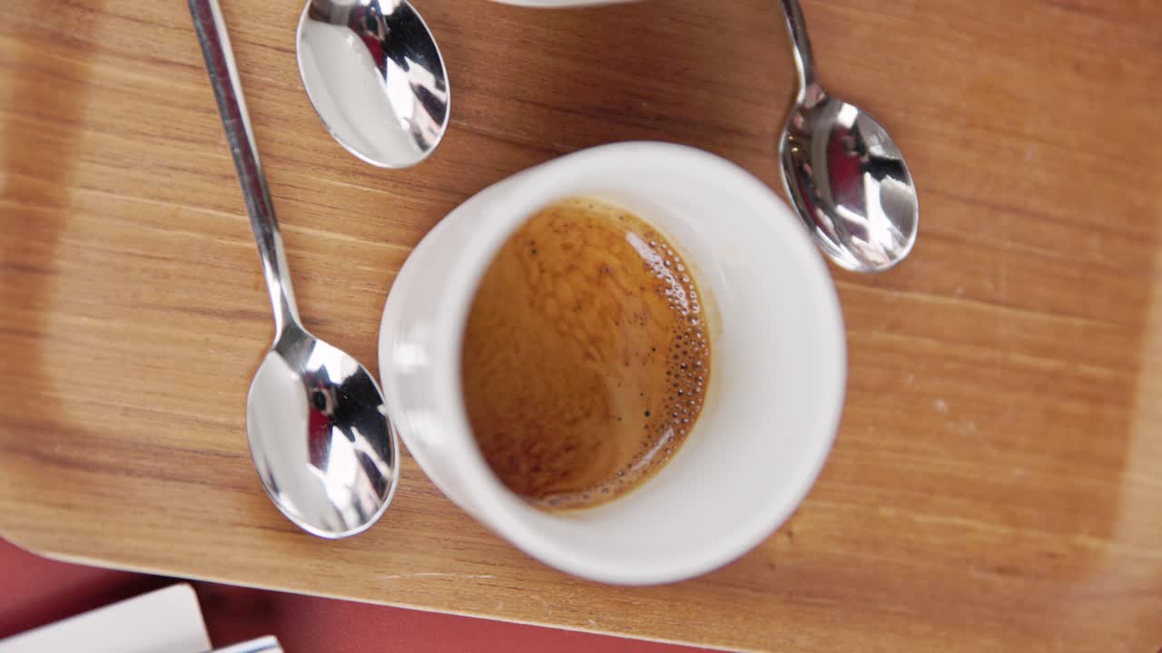 수직, 갈색 카라멜 사용 된 커피는  ⁇  컵에 완벽한 은  ⁇ 개로 둘러싸여 있습니다.