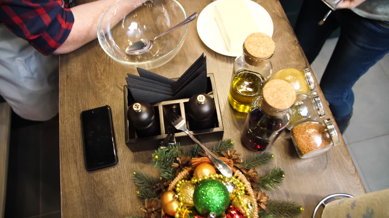 크리스마스 장식품 을 가진 식당 테이블 설정