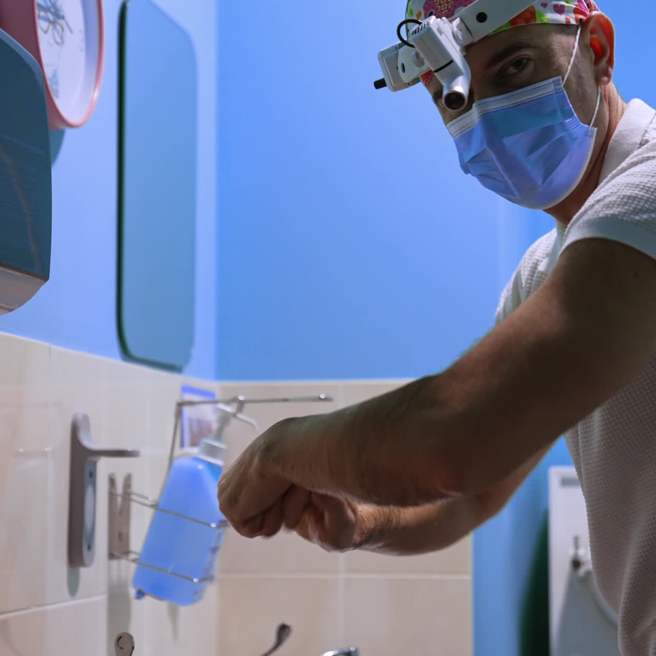 Un médico caucásico se lava las manos cuidadosamente preparándose para la cirugía. Preparación minuciosa para la operación.