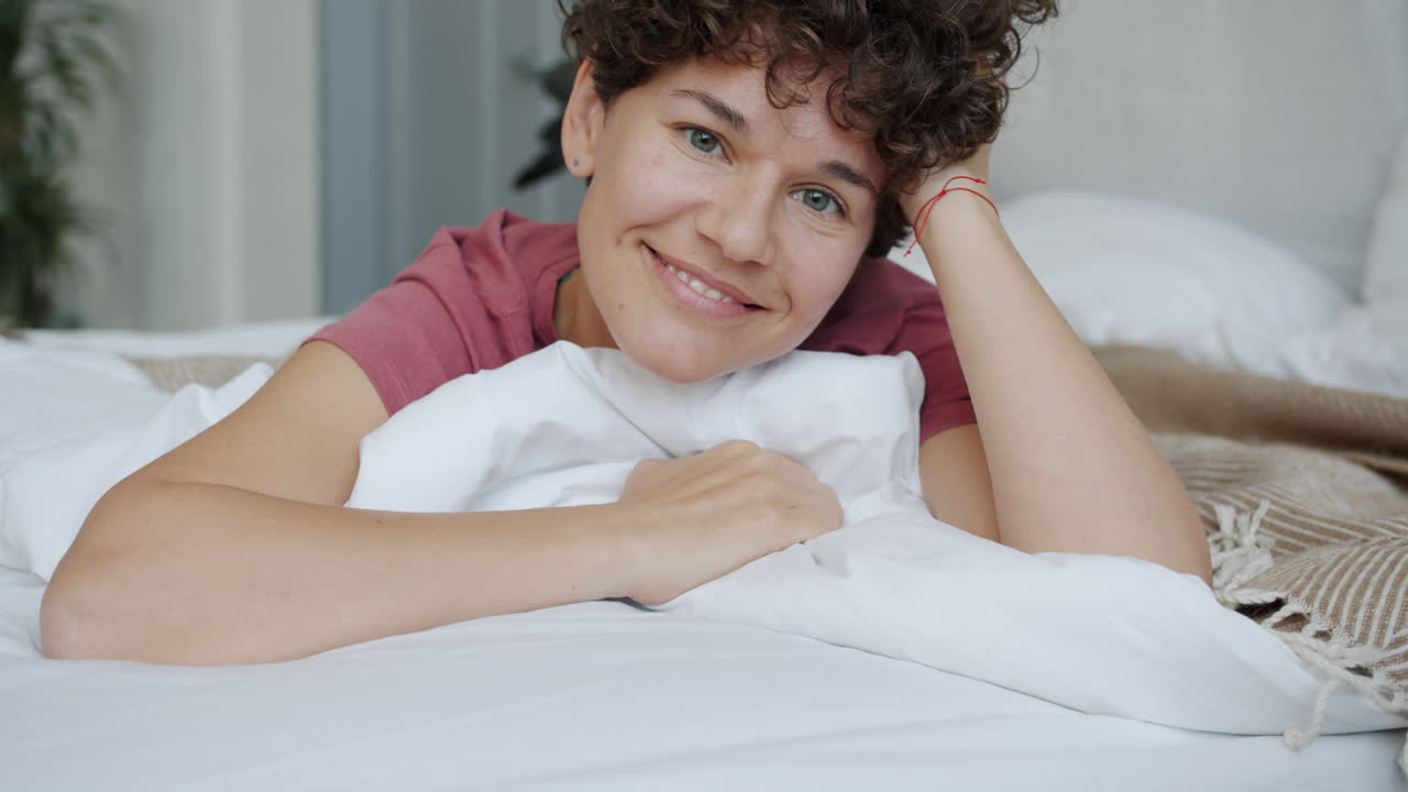 침대에서 휴식을 취하는 여자