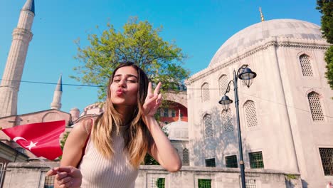 hermosas chicas jóvenes ondean la bandera turca frente a un antiguo edificio en estambul, turquía, concepto de viaje