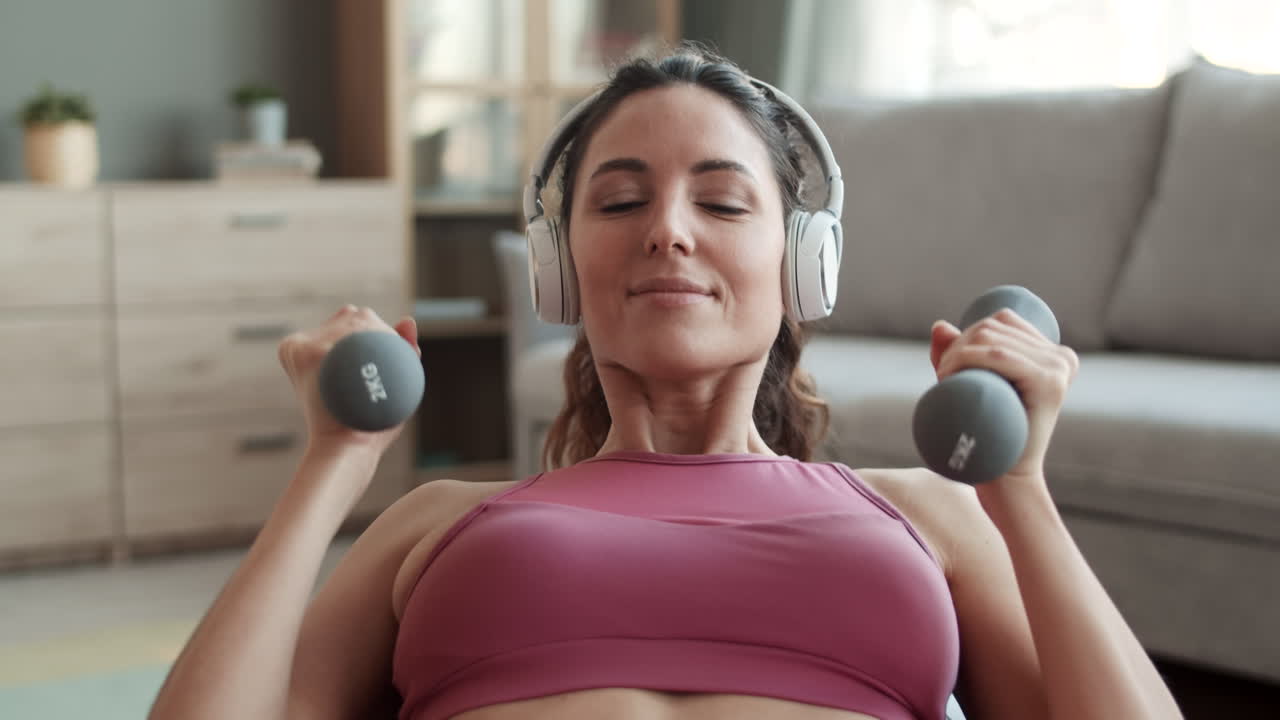 mujer haciendo ejercicios de bíceps con pesas