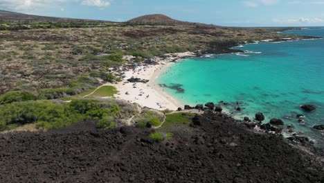 volando sobre el campo de lava a una playa virgen en hawaii