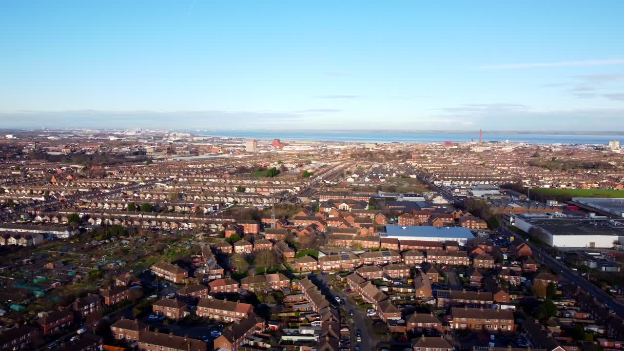 영국의 그림스비 스카이라인을 가로지르는 광각 드론 촬영