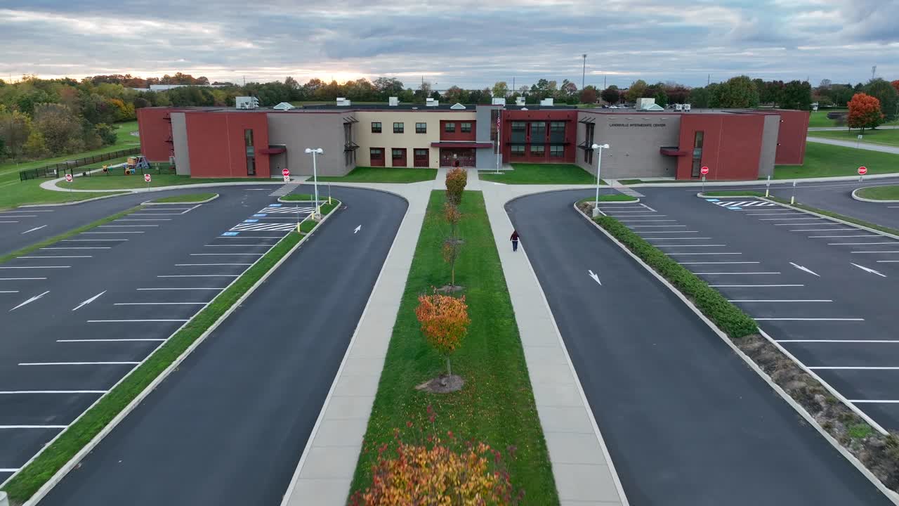 медленное воздушное приближение к школе