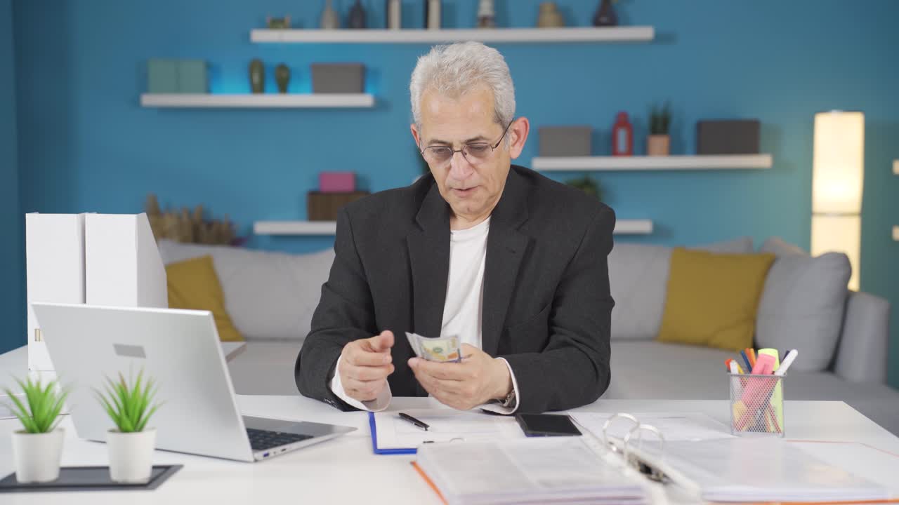 Teletrabajador ganando dinero y sintiéndose feliz