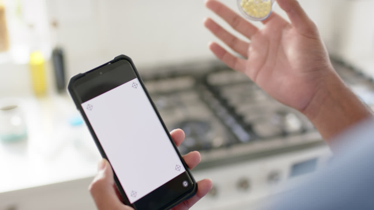 두 인종의 남자가 약을 들고 스마트폰을 사용하여 비디오 통화를 하고, 복사 공간, 느린 동작