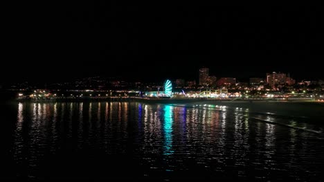 Langsame-Schwenkaufnahme-Einer-Drohne-Nach-Rechts-Vom-Santa-Monica-Pier-Bei-Nacht