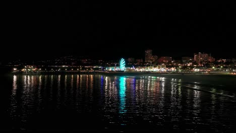 disparo de panorámica lenta a la derecha del muelle de santa mónica desde un dron por la noche