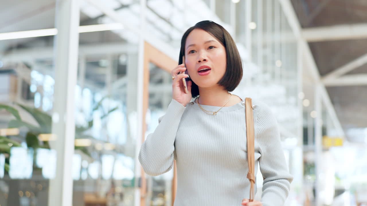 아시아 사업가 여자 전화 통화  ⁇ 고