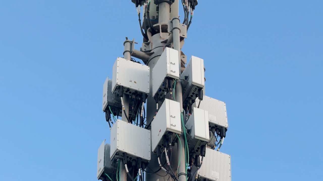 4g 및 5g 네트워크에 대한 통신 안테나 클로즈업