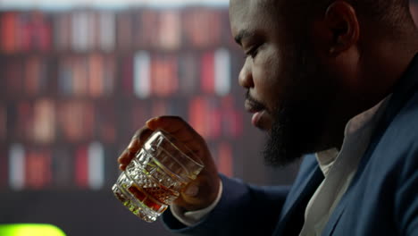 elegantes caballeros de clase alta disfrutando de una copa de whisky ahumado