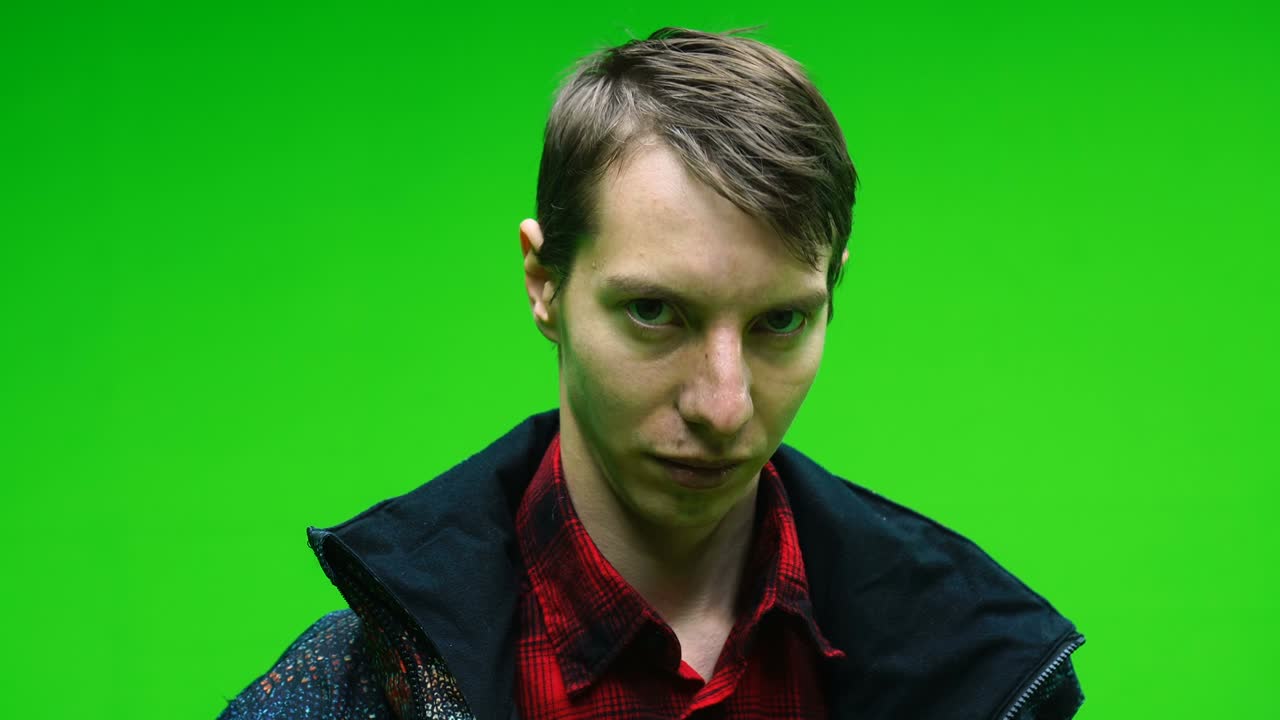 hombre con ropa casual sacudiendo la cabeza arriba y abajo está diciendo sí en el fondo de la pantalla verde.