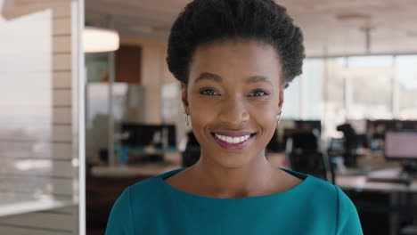 Retrato-De-Una-Mujer-De-Negocios-Afroamericana-Sonriendo-Con-Confianza-Gerente-De-Oficina-Disfrutando-De-Una-Carrera-Exitosa-En-La-Gestión-Corporativa-Profesional-En-El-Trabajo