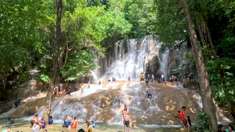 personas relajándose y jugando en una cascada