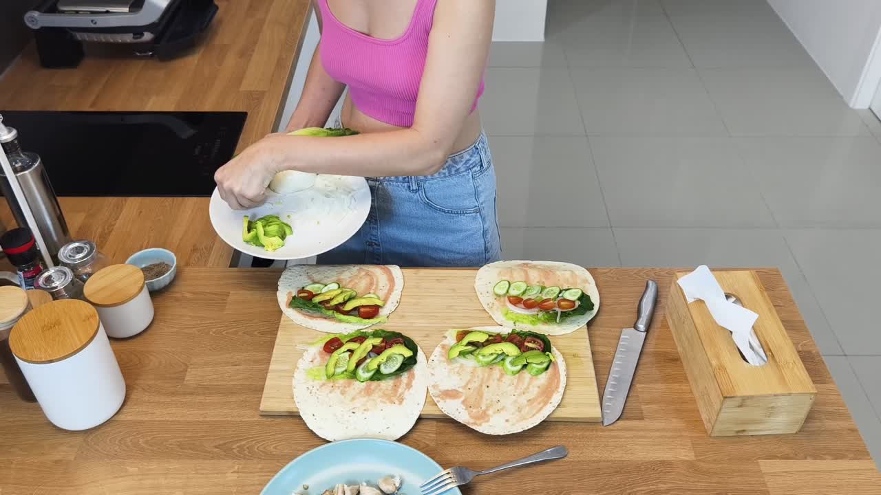 mujer preparando envolturas vegetarianas