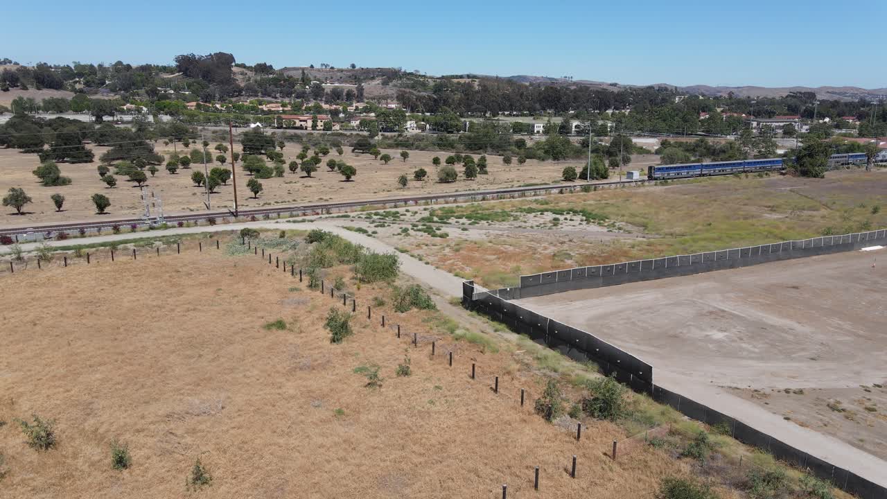 поезд, проходящий через сельскую местность