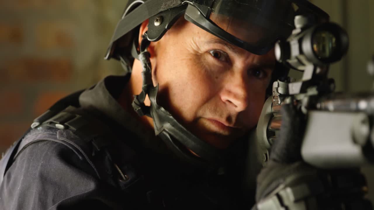 primer plano de un soldado caucásico apuntando con un rifle durante un ejercicio militar en la base 4k