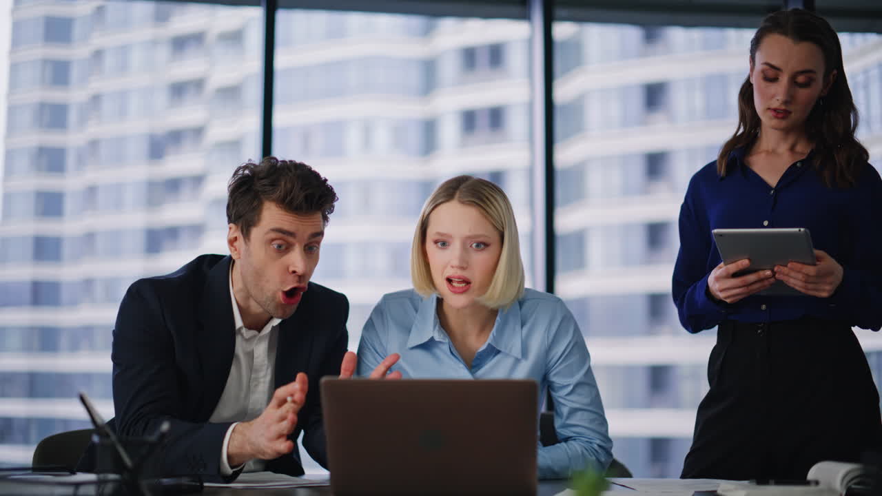 사무실에서 함께 일하는 비즈니스 팀