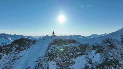 montañero camina hacia su splitboard y disfruta de la vista