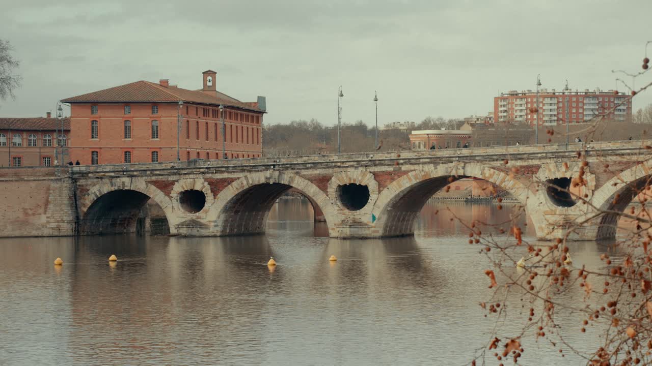 Storico Ponte Neuf sul fiume Garonna a Tolosa, Francia