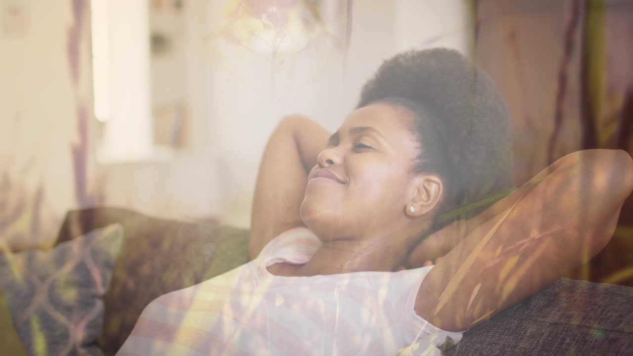Animação de grama sobre mulher negra relaxando no sofá