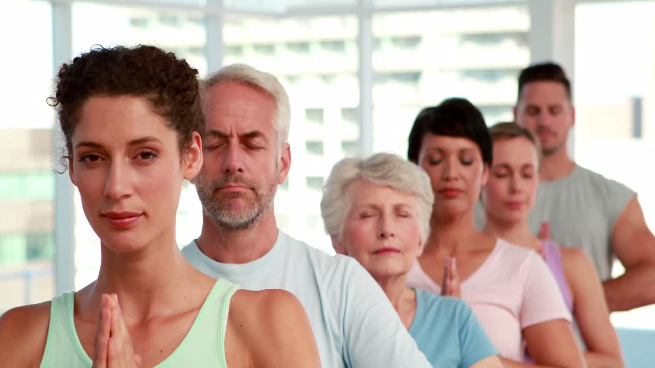 Lezione di yoga in piedi con gli occhi chiusi