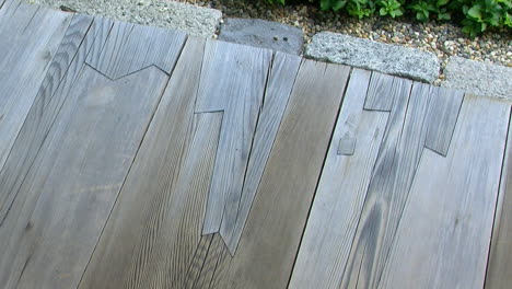 cuatro ejemplos del estilo japonés de reparación de madera dañada en el borde de la veranda