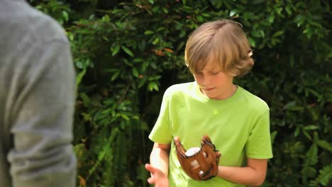 Blonder-Junge,-Der-Baseball-Spielt