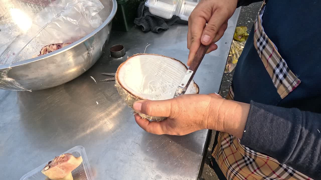 persona tritura el coco en un cuenco sistemáticamente