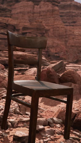 una silla de madera se sienta sola en el desierto