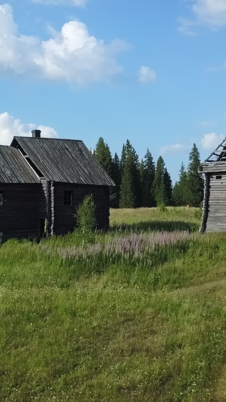 viejas casas de madera en un paisaje rural