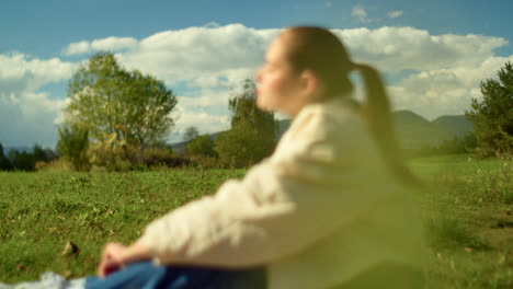 una mujer relajándose en un parque.